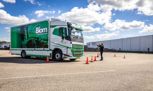 Eerste Volvo FH in nieuwe huisstijl voor Verkeersschool Blom
